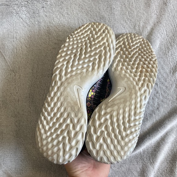 Woman’s size 10 Nike sneakers - Picture 7 of 7